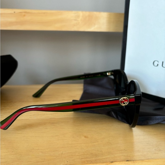 Gucci Round Tinted Sunglasses with Sherry Line on the side - Picture 3 of 10